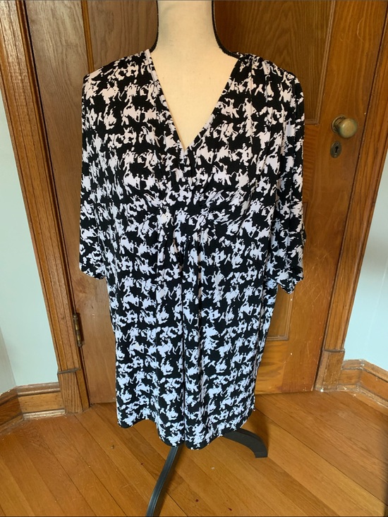 Avenue Studio Tops - Avenue Studio Black and White Abstract Print V-Neck Top